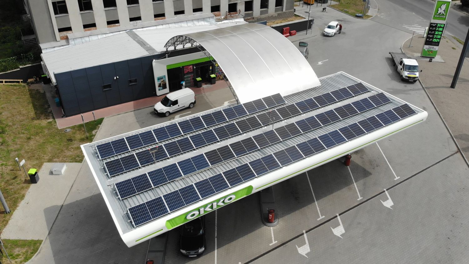 Сонячні батареї на даху АЗС ОККО